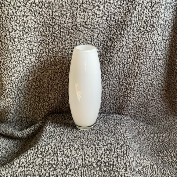Elegant White Glass Vase - Picture 3 of 6